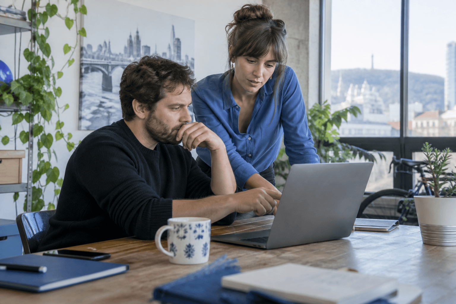 Illustration générée par IA : deux personnes travaillent sur un ordinateur portable.