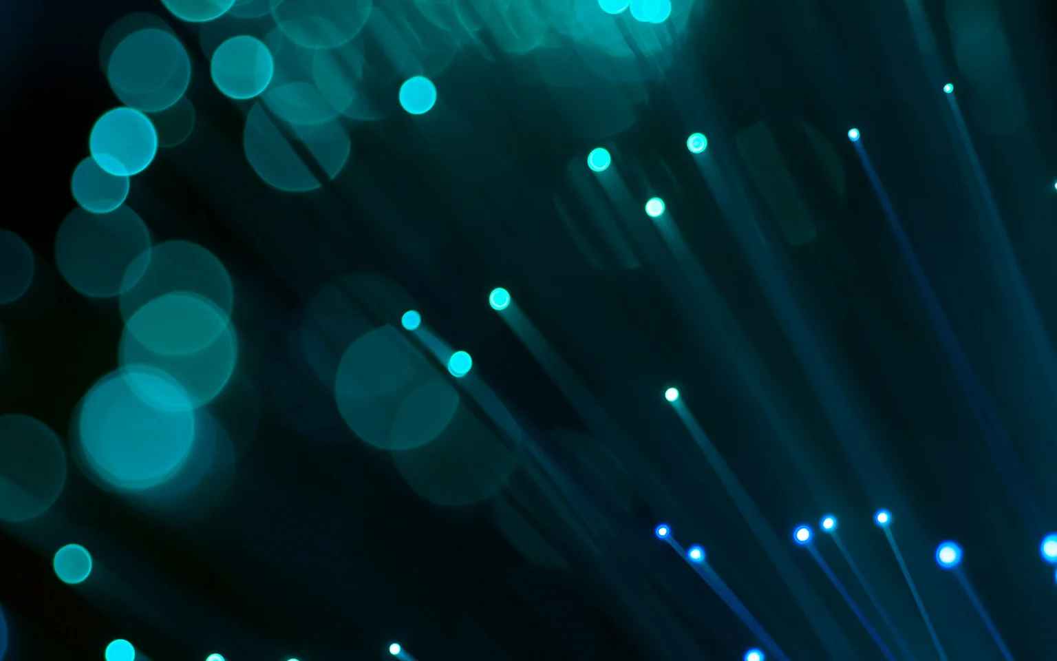 Photographie abstraite de faisceaux lumineux bleus et turquoise utilisée pour illustrer l’automatisation.