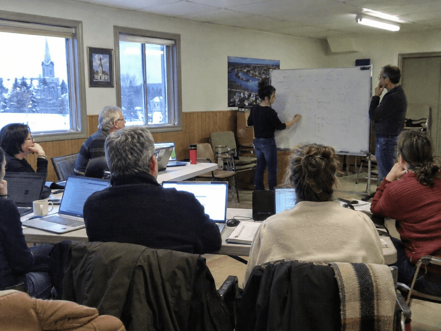 Illustration générée par IA : des participants réunis autour de tables pendant un atelier.
